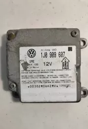 13980302 блок управління airbag (srs) Volkswagen PASSAT B7 2012