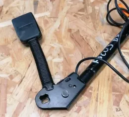 1088585 пряжка переднього ременя безпеки Ford Focus 1998