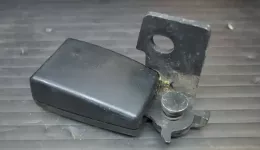 13274778 пряжка заднього ременя безпеки Opel Corsa D 2010