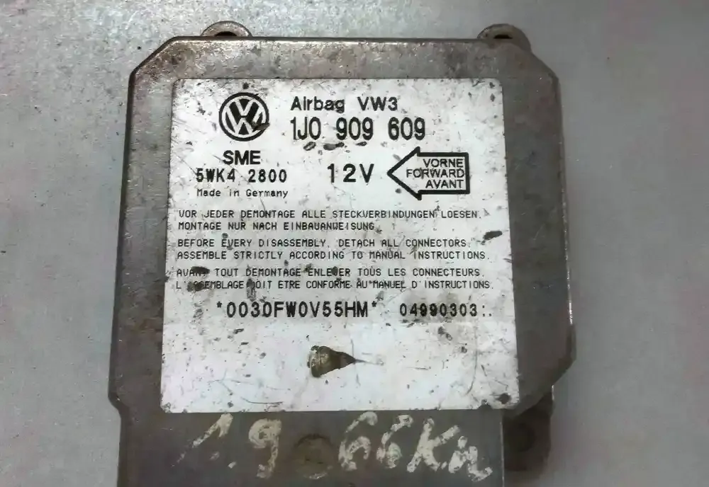 04990303 блок управления AirBag (SRS) Volkswagen Bora 2002