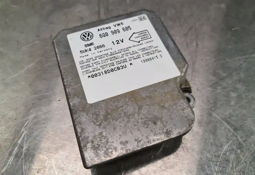 18000415 блок управління airbag (srs) Volkswagen Bora 1999