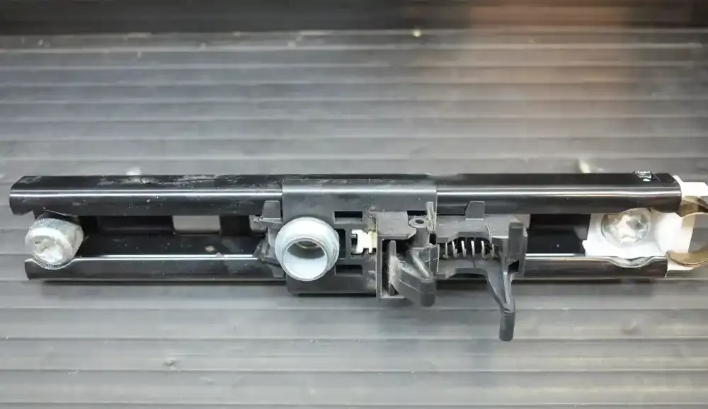 566153124 планка регулювання ременя безпеки Opel Corsa D 2010