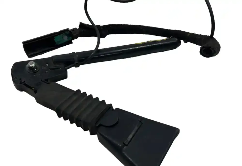 5610165030 пряжка переднего ремня безопасности Opel Corsa C 2003