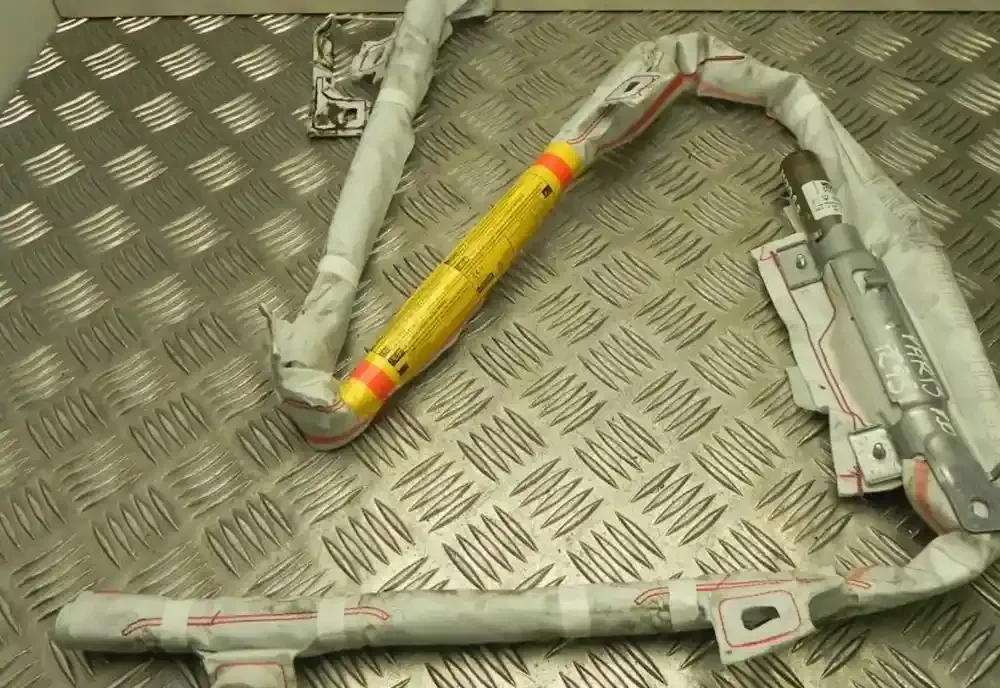 618708900 штора подушек безопасности Toyota Yaris 2016