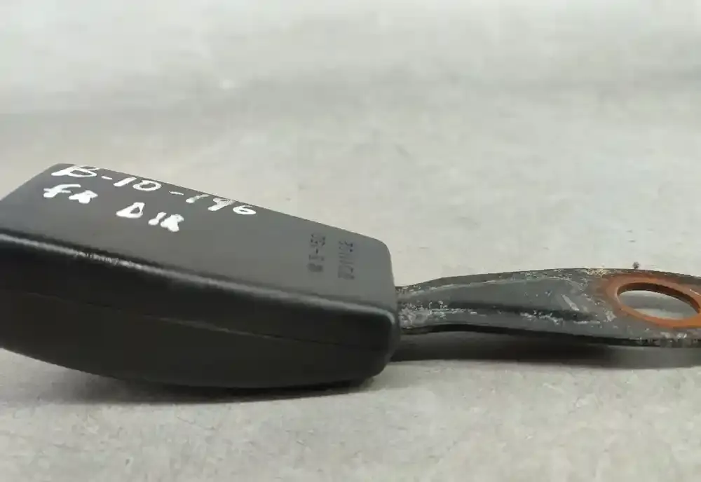 B011102 передний ремень безопасности Toyota Corolla E90