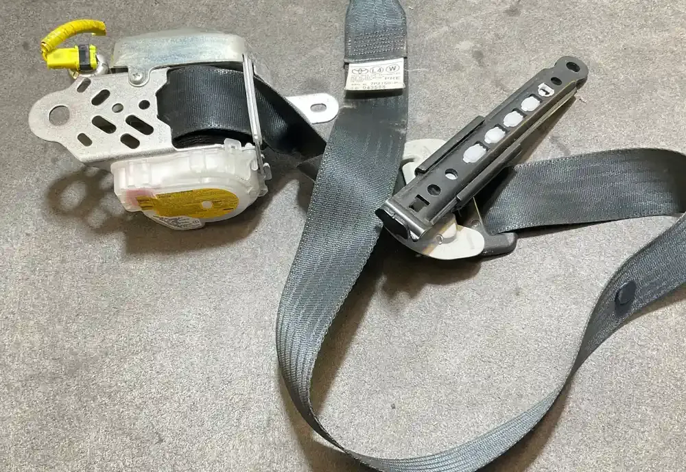 043588 передній ремінь безпеки Toyota Corolla Verso AR10 2007