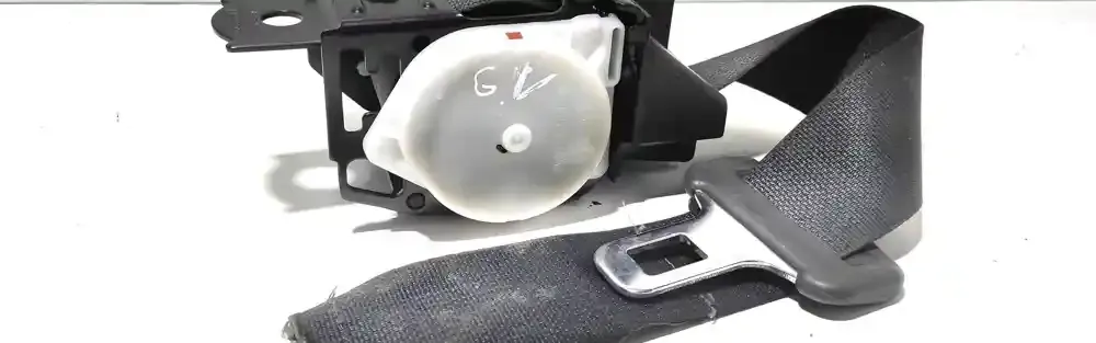 1028894 ремінь безпеки заднього центрального сидіння Toyota Corolla E120 E130 2005