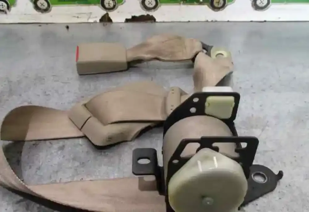 J7602249 ремінь безпеки заднього центрального сидіння Honda Accord 1998