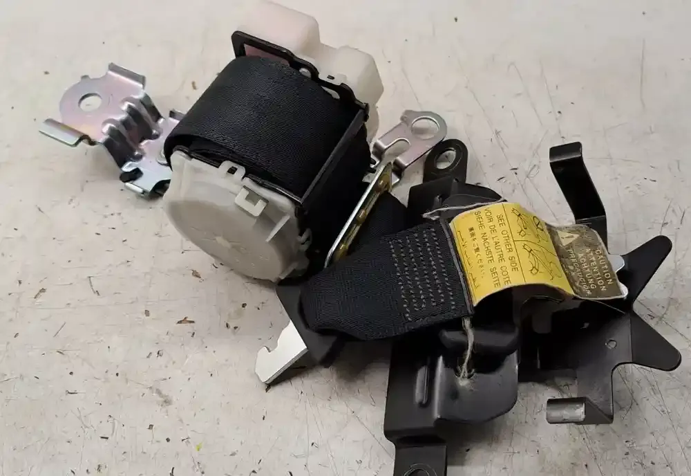 733500F010C0 ремінь безпеки заднього центрального сидіння Toyota Corolla Verso AR10 2006