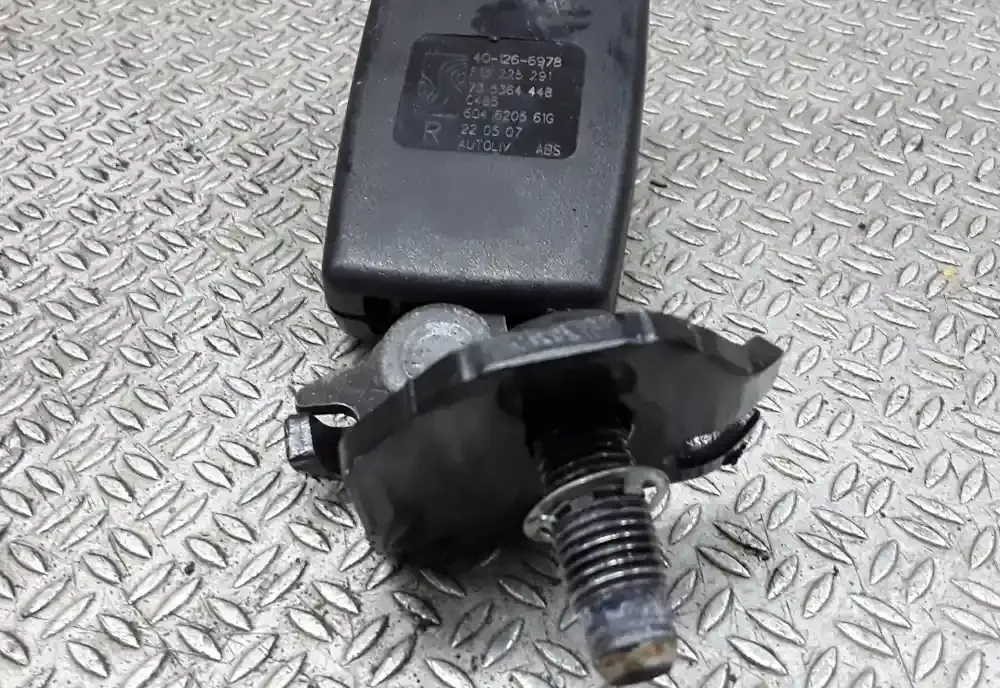 6046205616 пряжка заднего ремня безопасности Opel Corsa D 2007
