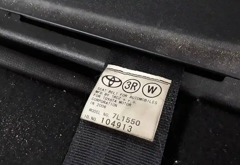 104913 ремінь безпеки заднього сидіння Toyota Corolla Verso AR10 2004