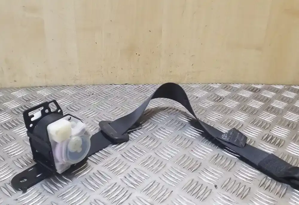 ADC707829 ремень безопасности заднего сиденья Toyota Corolla E120 E130 2006