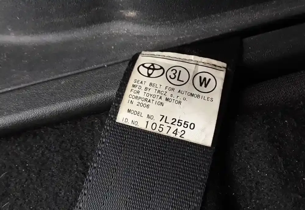 105742 ремінь безпеки заднього сидіння Toyota Corolla Verso AR10 2004