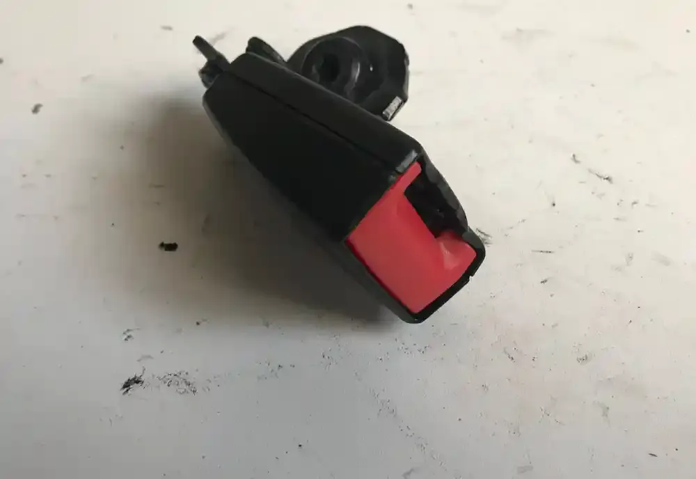 F16225292 пряжка заднього ременя безпеки Opel Corsa D 2008