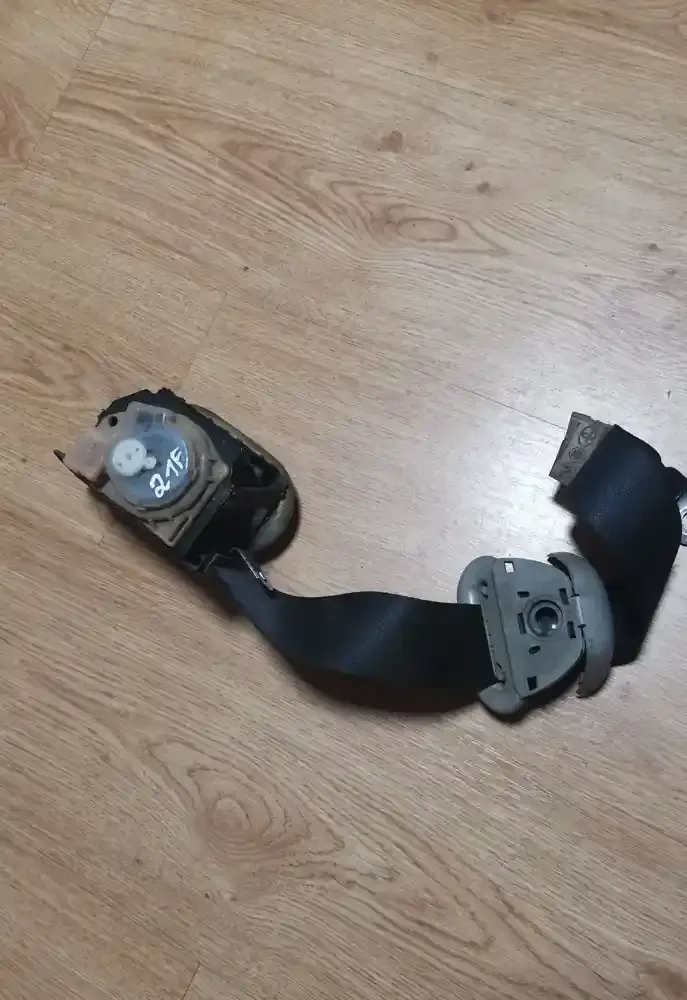 0431064 ремінь безпеки заднього сидіння Toyota Corolla Verso E121 2003