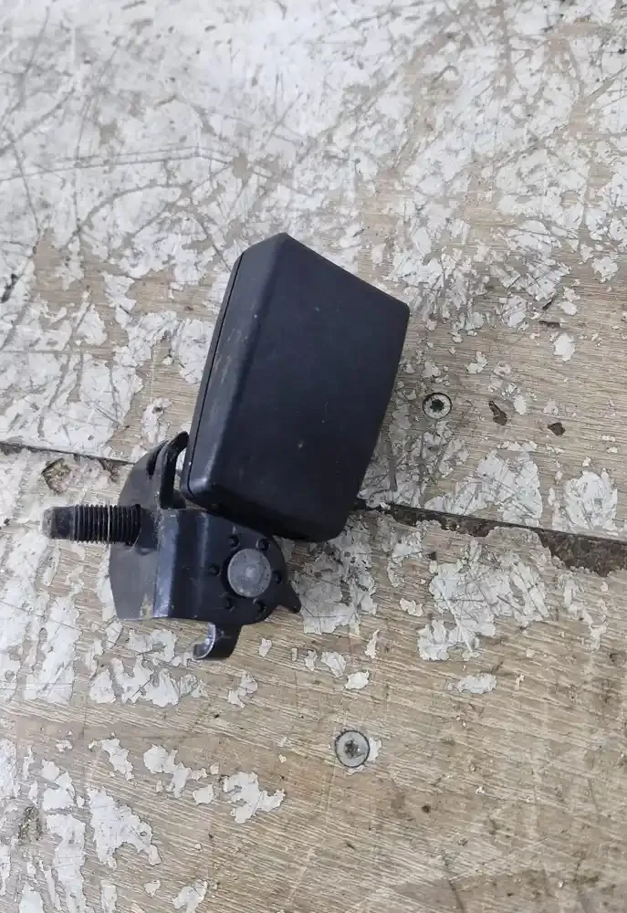 C48510561F пряжка заднего ремня безопасности Opel Corsa D 2007