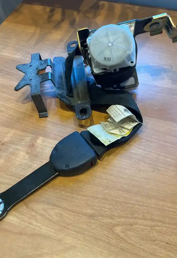 013056 ремінь безпеки заднього сидіння Toyota Corolla Verso AR10 2004