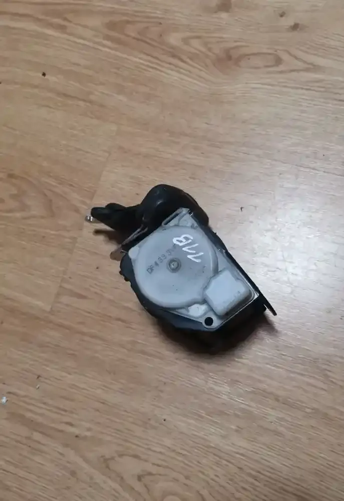 K3303 ремень безопасности заднего сиденья Toyota Corolla Verso E121 2003
