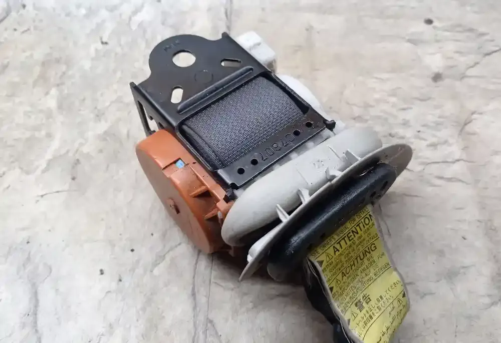 C7607 ремни безопасности на потолке Toyota Corolla Verso E121 2002